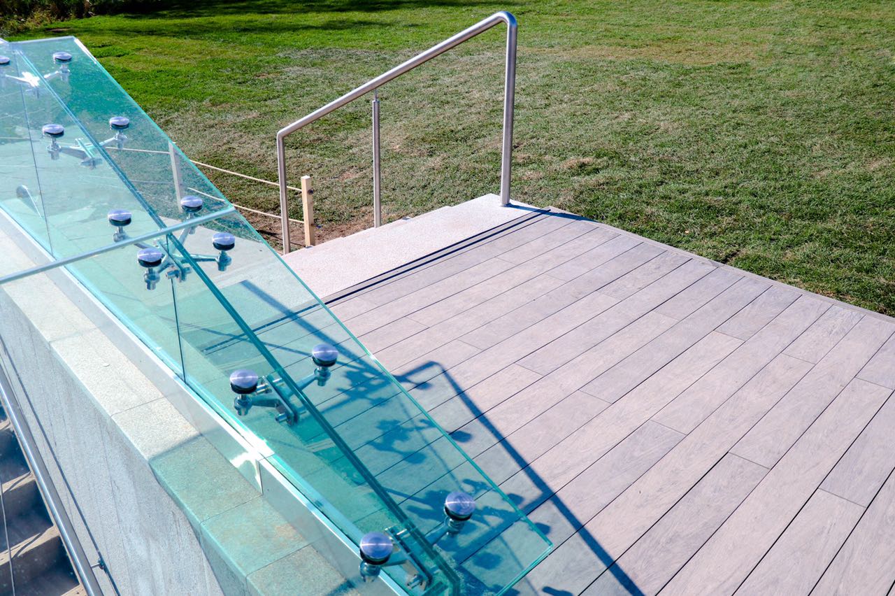 Монтаж террасной доски, ограждений и заборов из ДПК